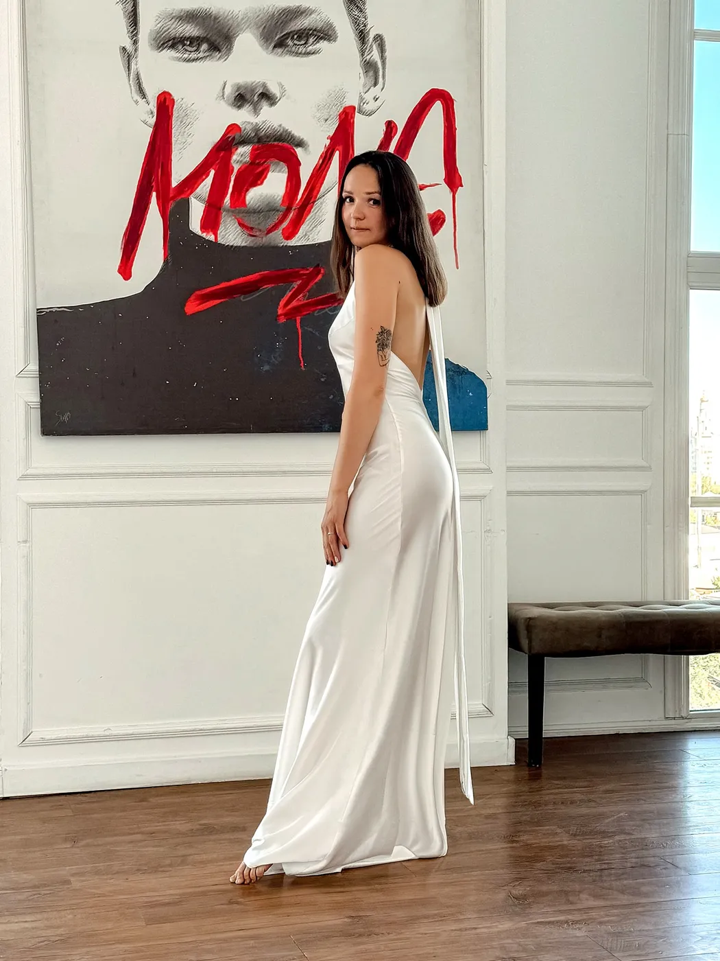 Біла шовкова сукня з відкритою спинкою та романтичними зав'язками на шії. Розмір підходить на С-М